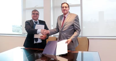O reitor Carlos Gilberto Carlotti Junior (à esquerda) e o diretor da OPAS, Jarbas Barbosa, assinaram o documento – Foto: Cecília Bastos/USP Imagens