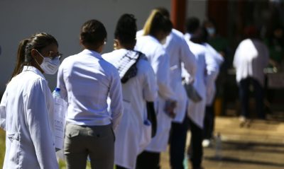 Médicos chegam ao local de prova para a segunda etapa do Exame Nacional de Revalidação de Diplomas Médicos Expedidos por Instituição de Educação Superior Estrangeira (Revalida) 2020, em Brasília.